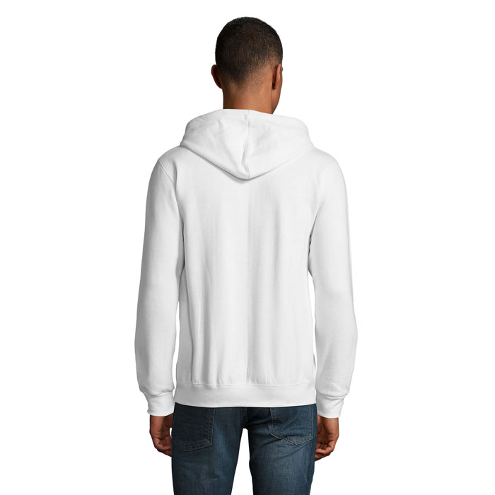 Homme portant un sweat à capuche blanc