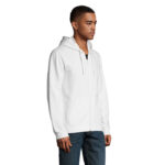 Homme portant un sweat à capuche blanc