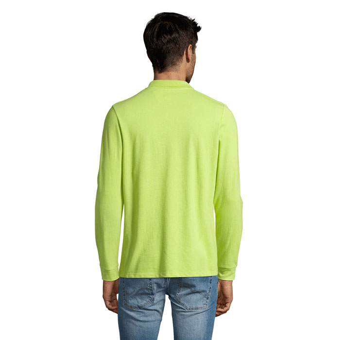 Homme portant un polo vert clair à manches longues