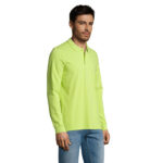 Homme portant un polo vert clair à manches longues