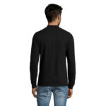 Homme portant un polo noir vu de dos