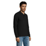 Homme portant un polo noir manches longues