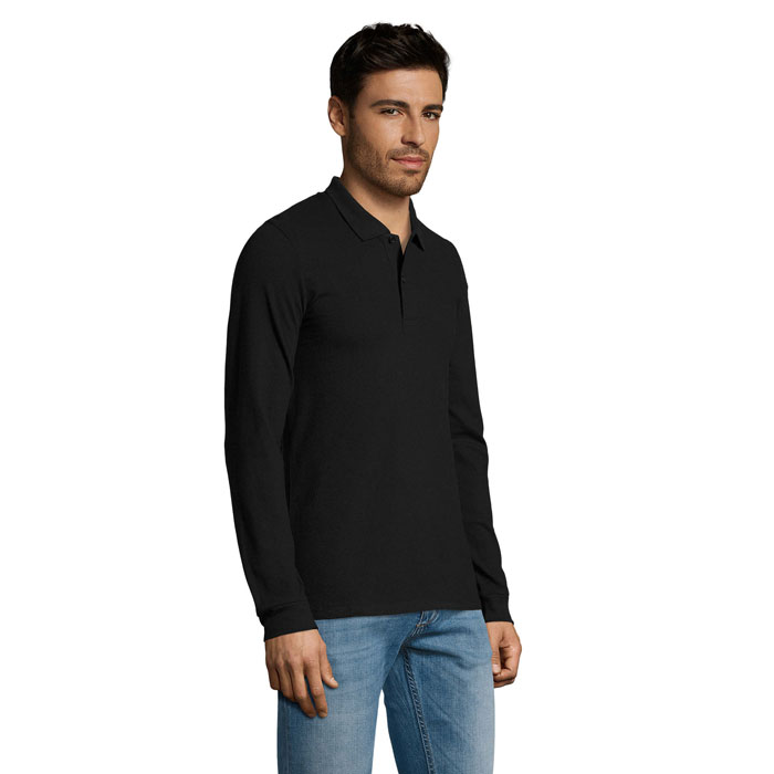 Homme portant un polo noir manches longues