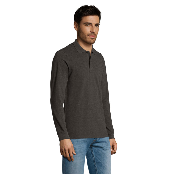 Homme portant un polo gris à manches longues
