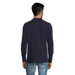 Homme portant un polo bleu marine et jean