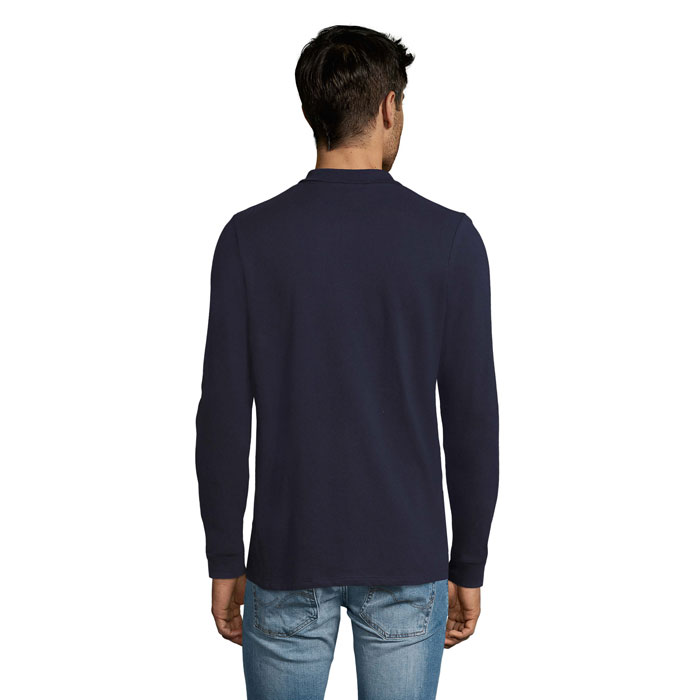 Homme portant un polo bleu marine et jean