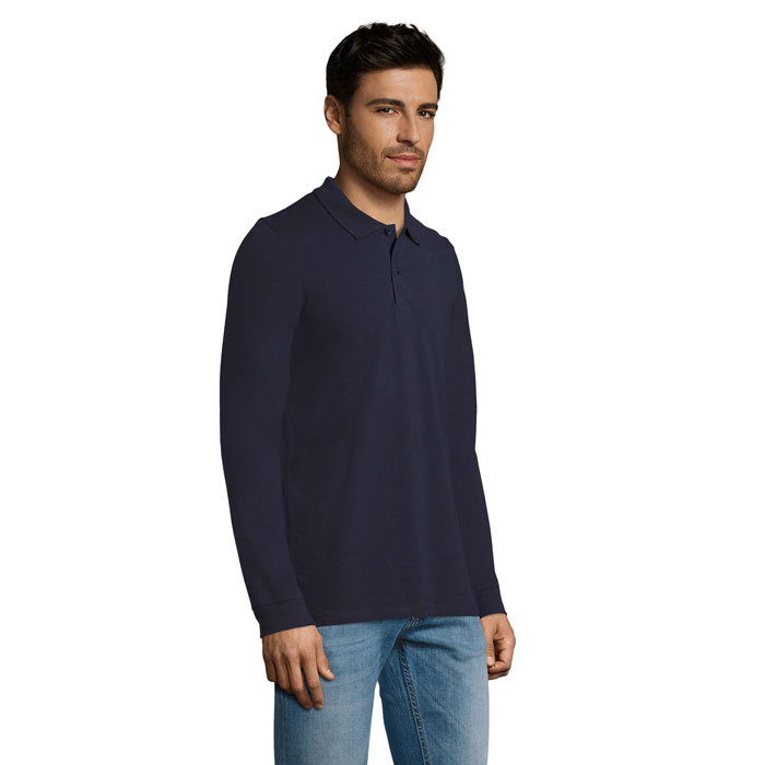 Homme portant un polo bleu marine à manches longues