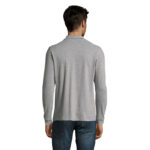 Homme portant un polo gris vu de dos