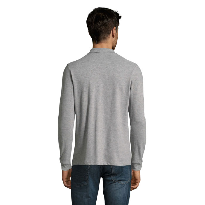Homme portant un polo gris vu de dos