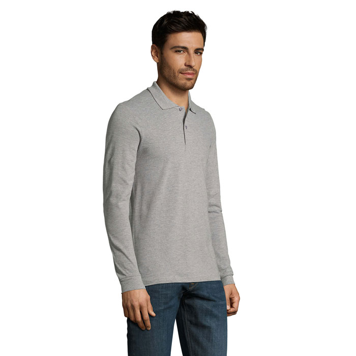 Homme portant un polo gris à manches longues