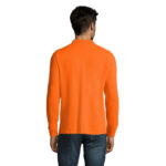 Homme portant un polo orange à manches longues