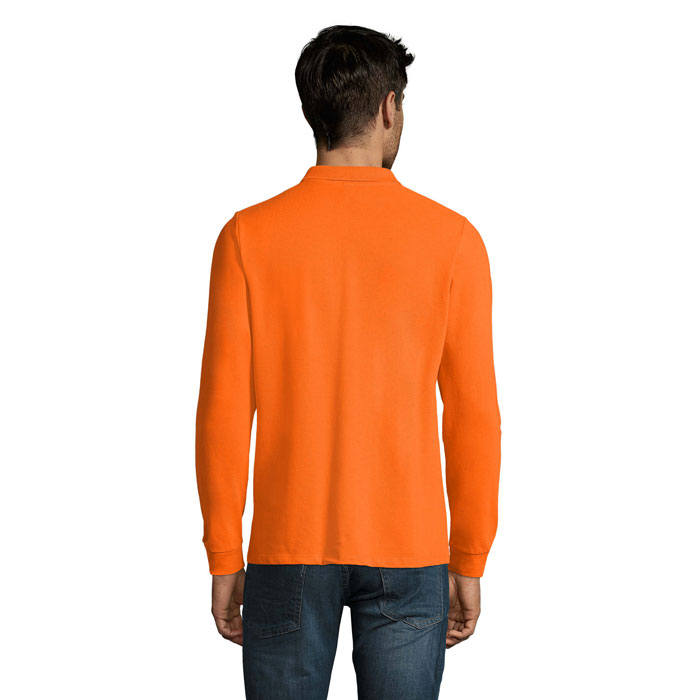 Homme portant un polo orange à manches longues
