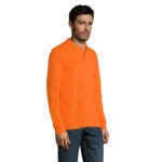 Homme portant un polo orange à manches longues
