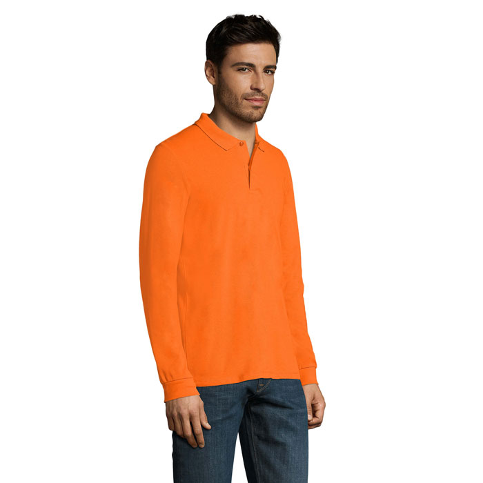Homme portant un polo orange à manches longues