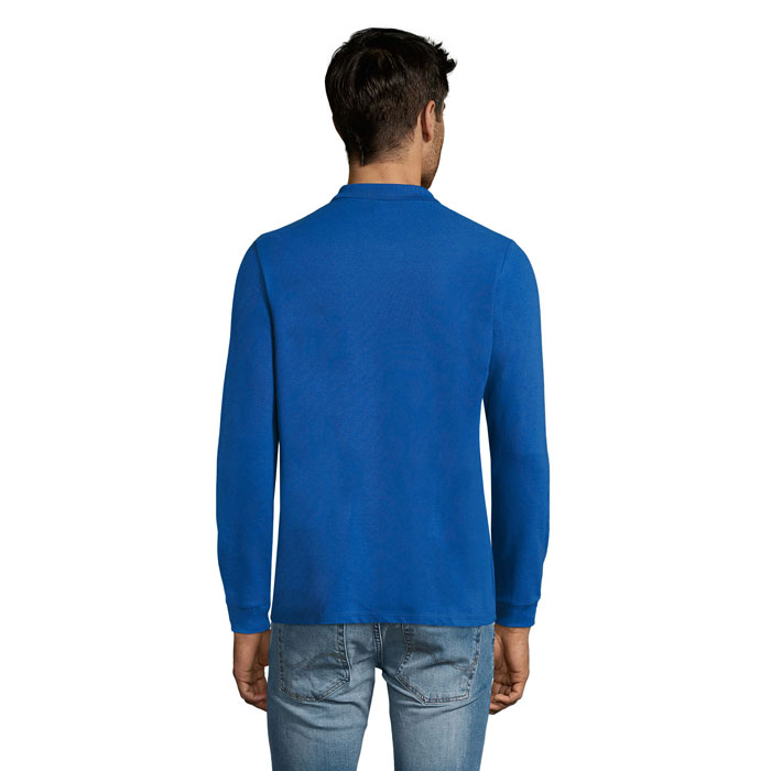 Homme portant un polo bleu à manches longues