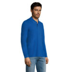 Homme portant un polo bleu à manches longues