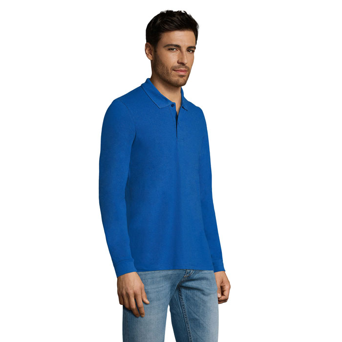 Homme portant un polo bleu à manches longues