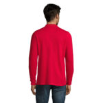 Homme portant un polo rouge à manches longues