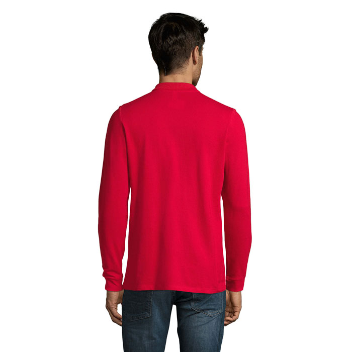 Homme portant un polo rouge à manches longues