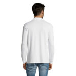 Homme portant un polo blanc à manches longues