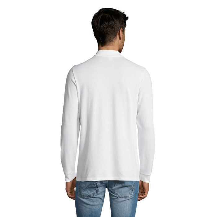 Homme portant un polo blanc à manches longues