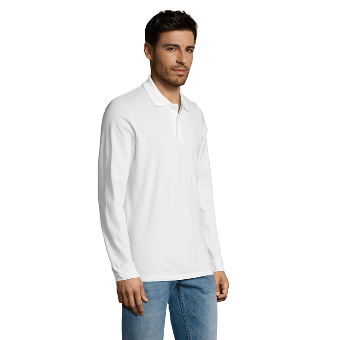 Homme portant un polo blanc à manches longues