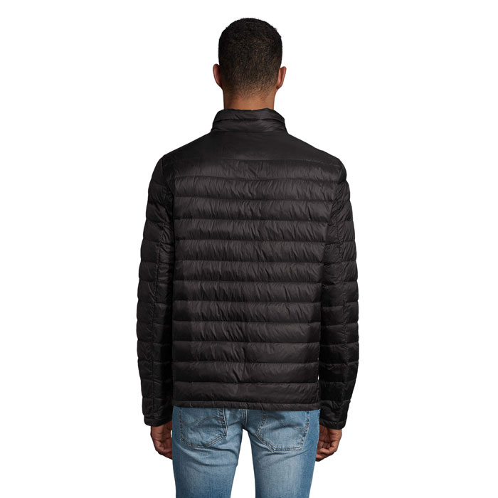 Homme portant une doudoune noire vue de dos