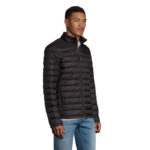 Homme portant une doudoune noire et un jean.
