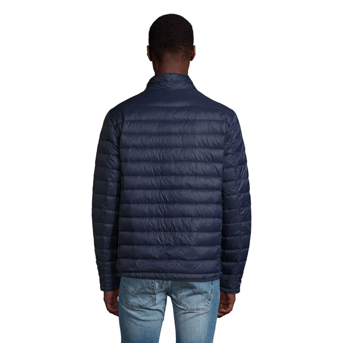 Homme portant une doudoune bleu marine