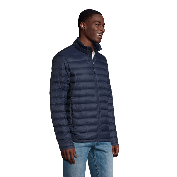 Homme portant une doudoune bleu marine