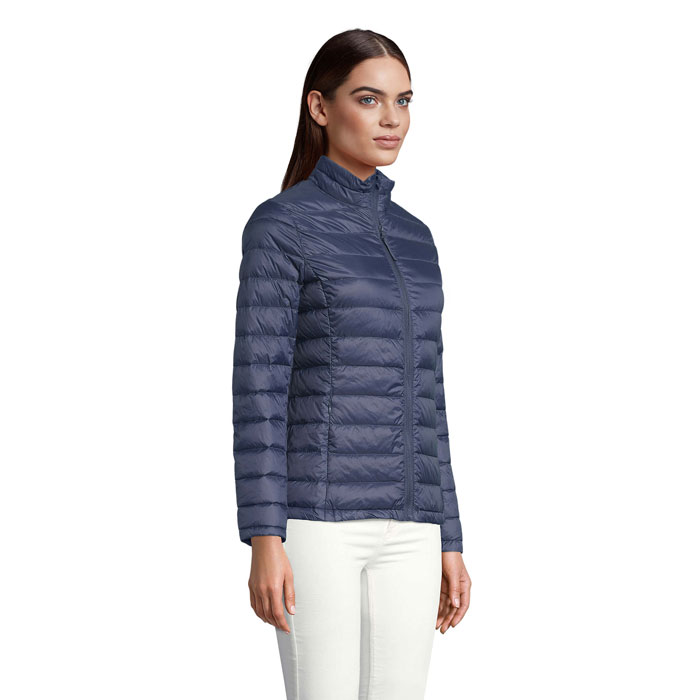 Femme portant une doudoune bleu marine légère