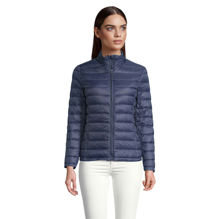 Femme portant une doudoune bleu marine légère.