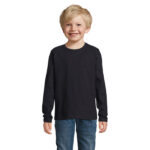 Enfant portant un t-shirt noir à manches longues