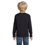 Enfant portant un t-shirt noir vu de dos