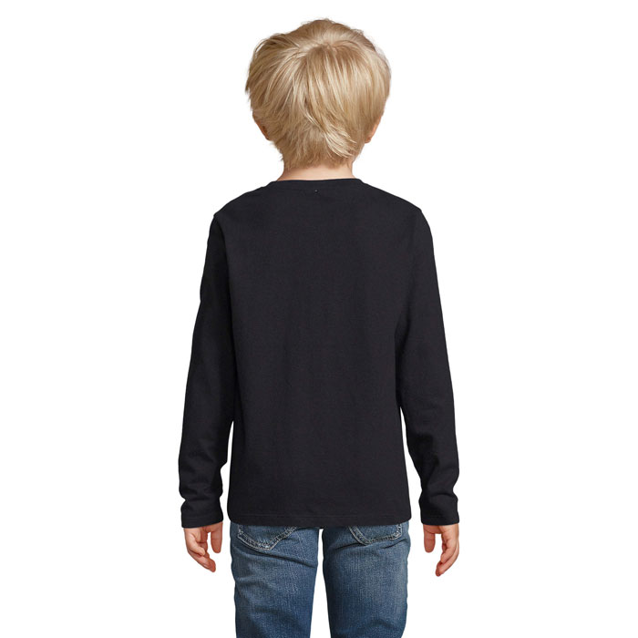 Enfant portant un t-shirt noir vu de dos