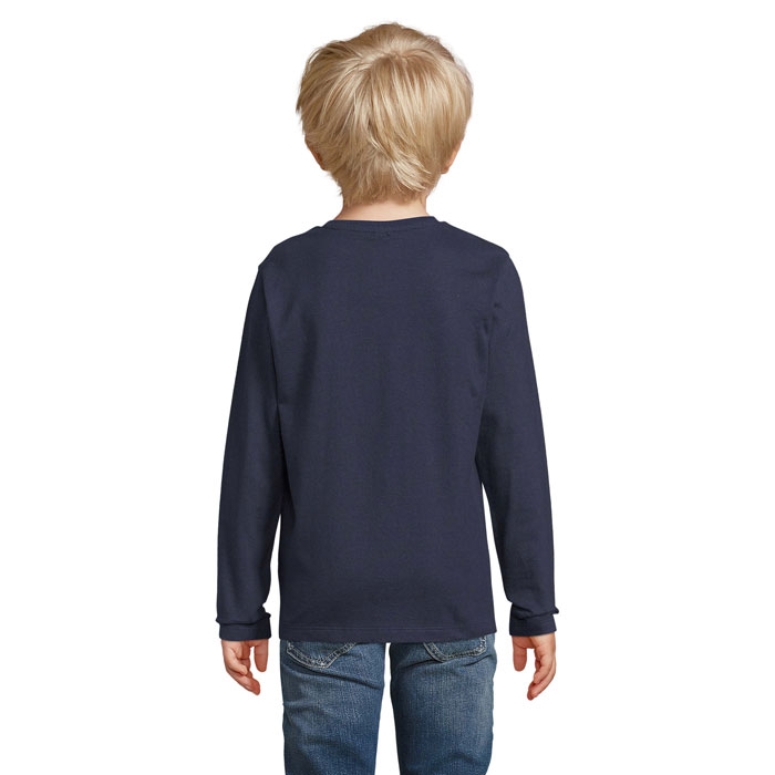 Enfant de dos portant un t-shirt bleu marine