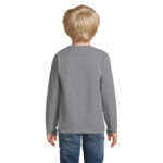 Enfant vu de dos portant un tee-shirt gris