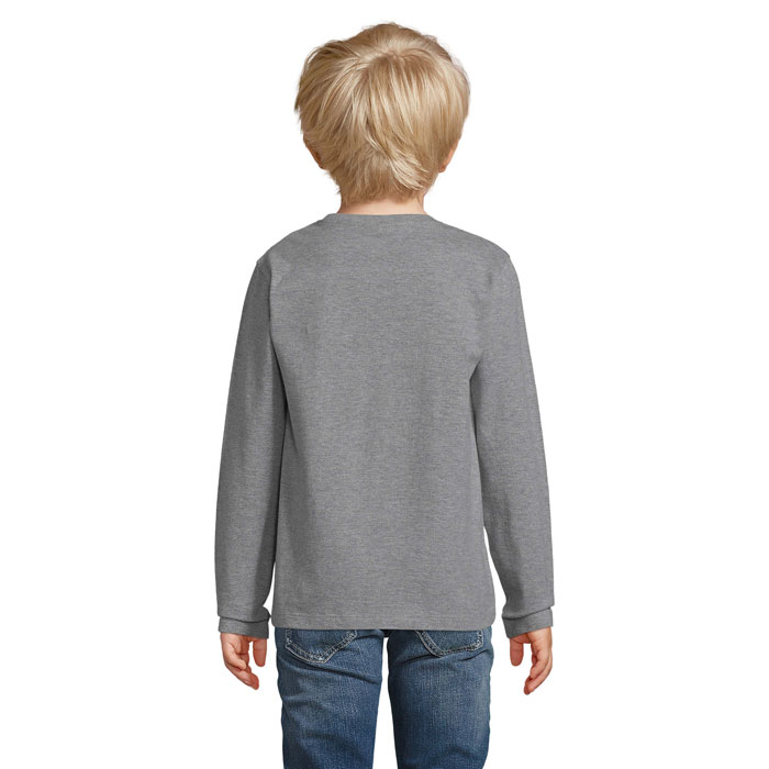 Enfant vu de dos portant un tee-shirt gris