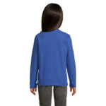 Enfant portant un t-shirt bleu à manches longues