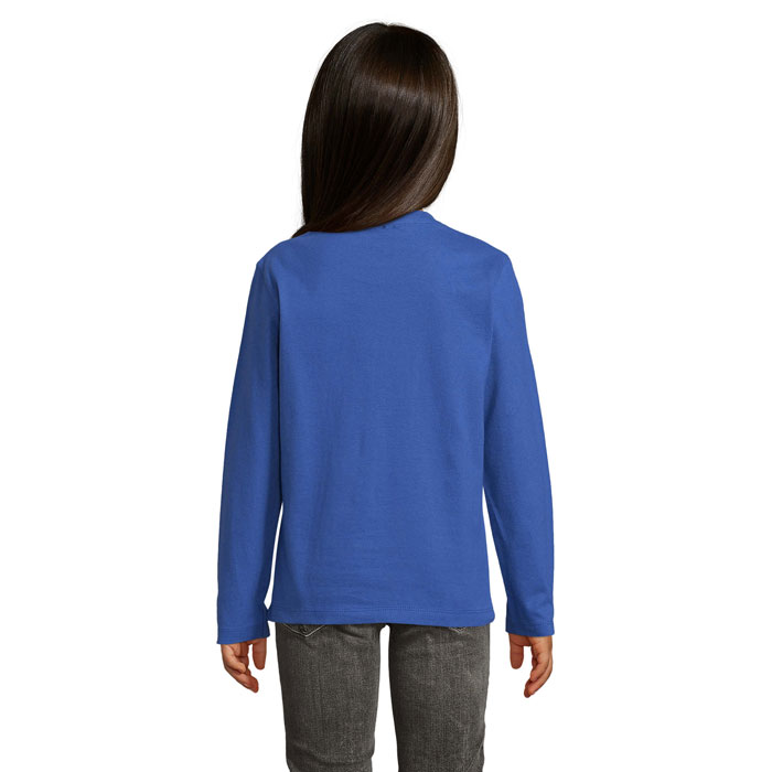 Enfant portant un t-shirt bleu à manches longues