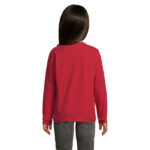 Enfant portant un t-shirt rouge à manches longues