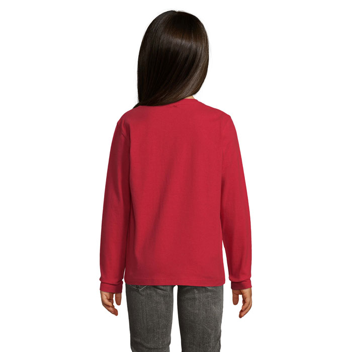 Enfant portant un t-shirt rouge à manches longues