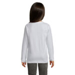Enfant portant un t-shirt blanc à manches longues.