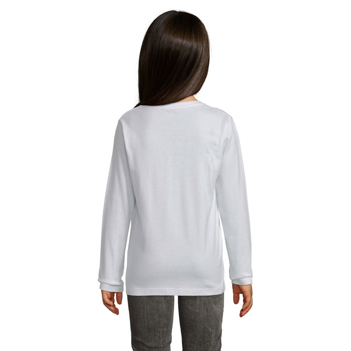 Enfant portant un t-shirt blanc à manches longues.