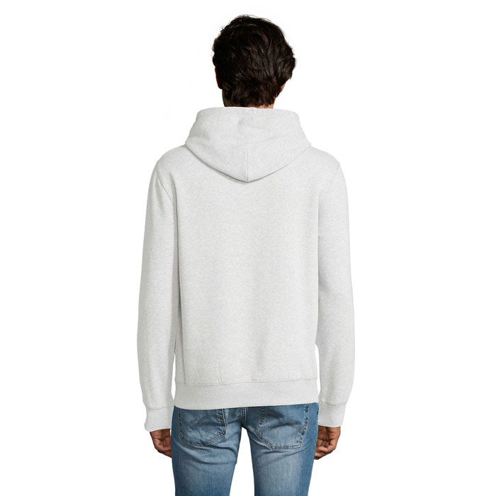Dos d’un homme en sweat à capuche gris