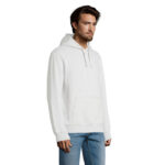 Homme portant un sweat à capuche gris clair