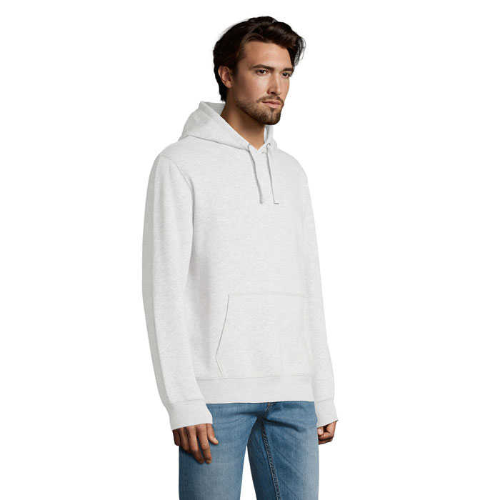 Homme portant un sweat à capuche gris clair