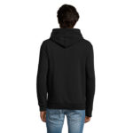Homme portant un sweat noir à capuche.