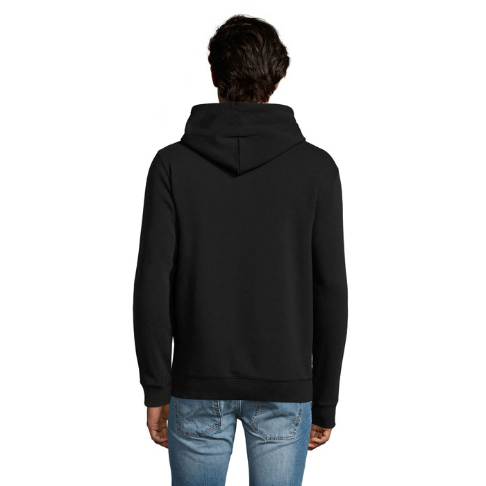 Homme portant un sweat noir à capuche.