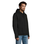 Homme portant un sweat à capuche noir